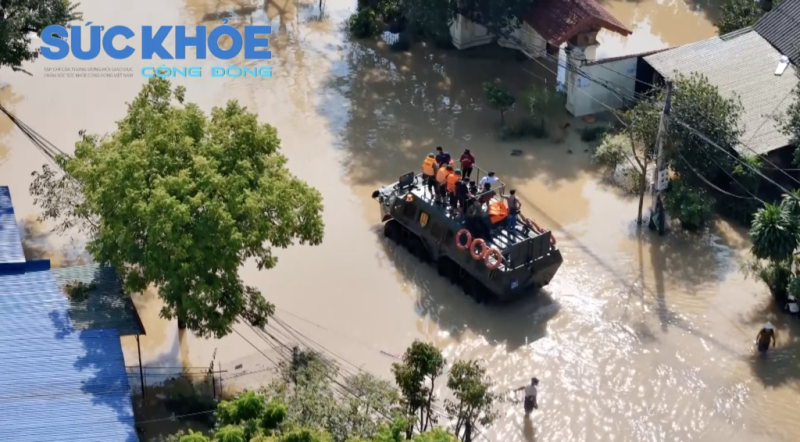 Lực lượng Công an dùng thuyền máy, xe đặc chủng ứng cứu nhân dân vùng lũ Hà Nội