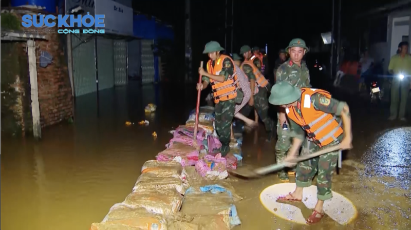 Bên trong tâm lũ Hà Nội: Cuộc chạy đua với nước dâng