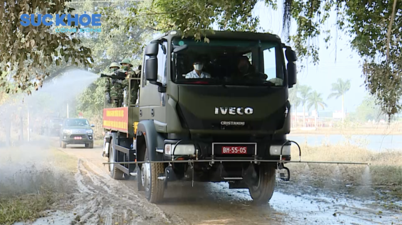 Bộ đội giúp đỡ nhân dân khắc phục môi trường sau lũ