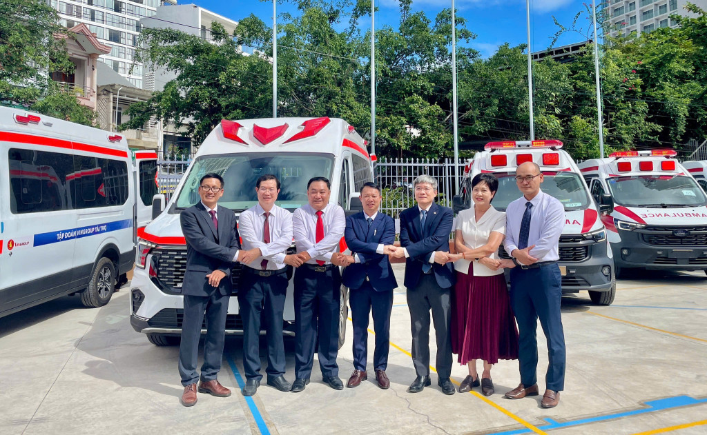 Vingroup bàn giao 15 xe cứu thương hiện đại cho ngành Y tế Khánh Hòa